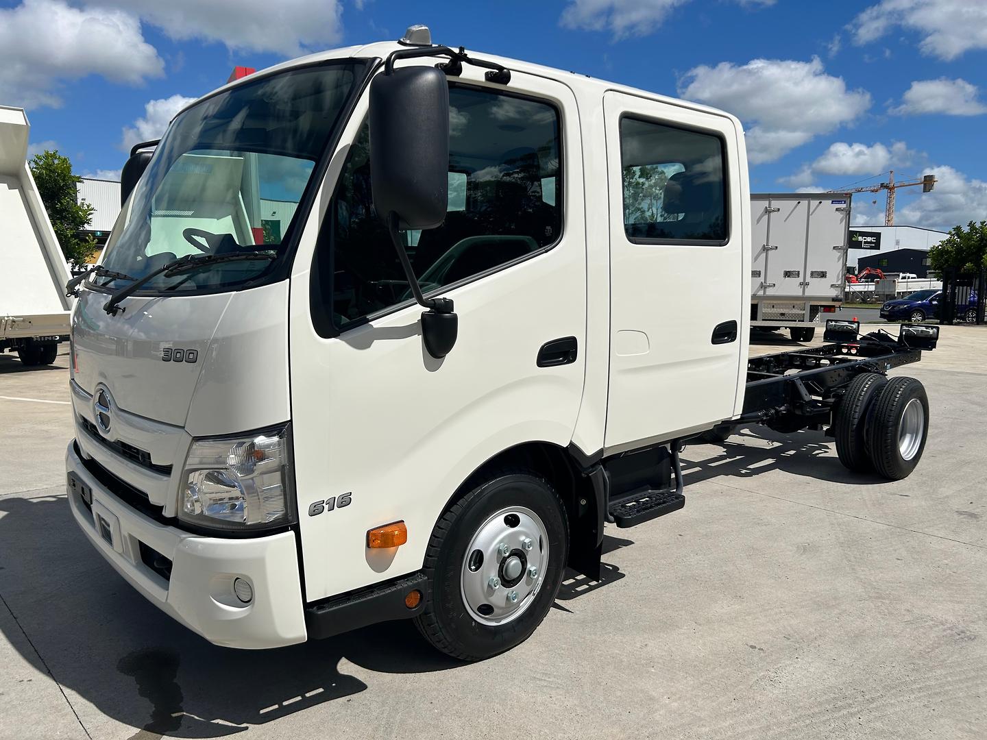 2025 HINO 300 616 6 SP AUTO CREW C/CHAS