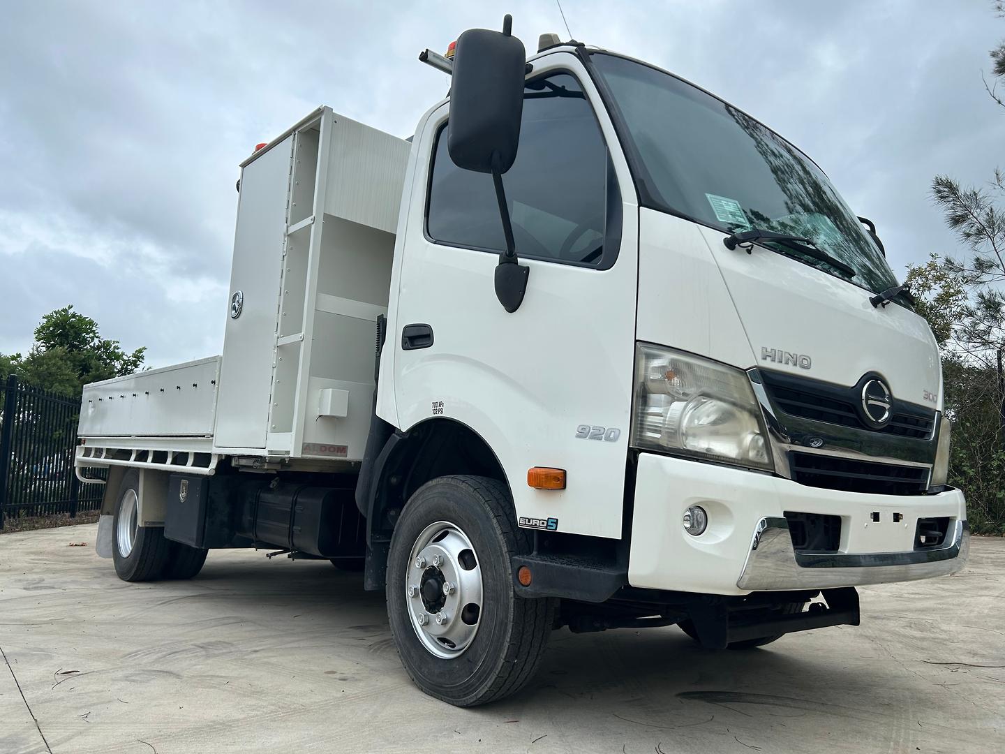 2014 HINO 300 920 6 SP MANUAL SERVICE BODY