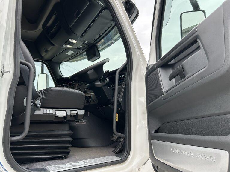 2025 WESTERN STAR 49X PRIME MOVER