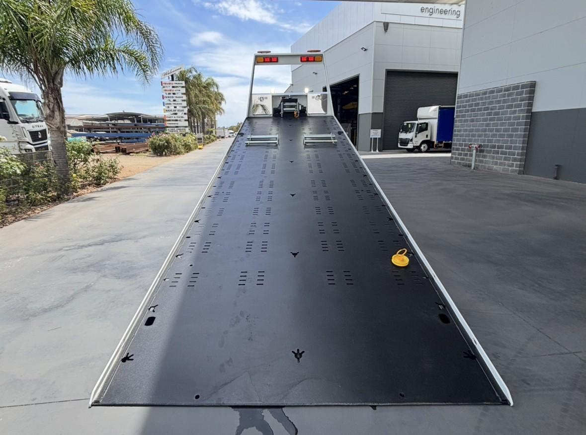 2023 IVECO S-WAY AT460 8X4 12 SP AUTOMATIC TILT TRAY