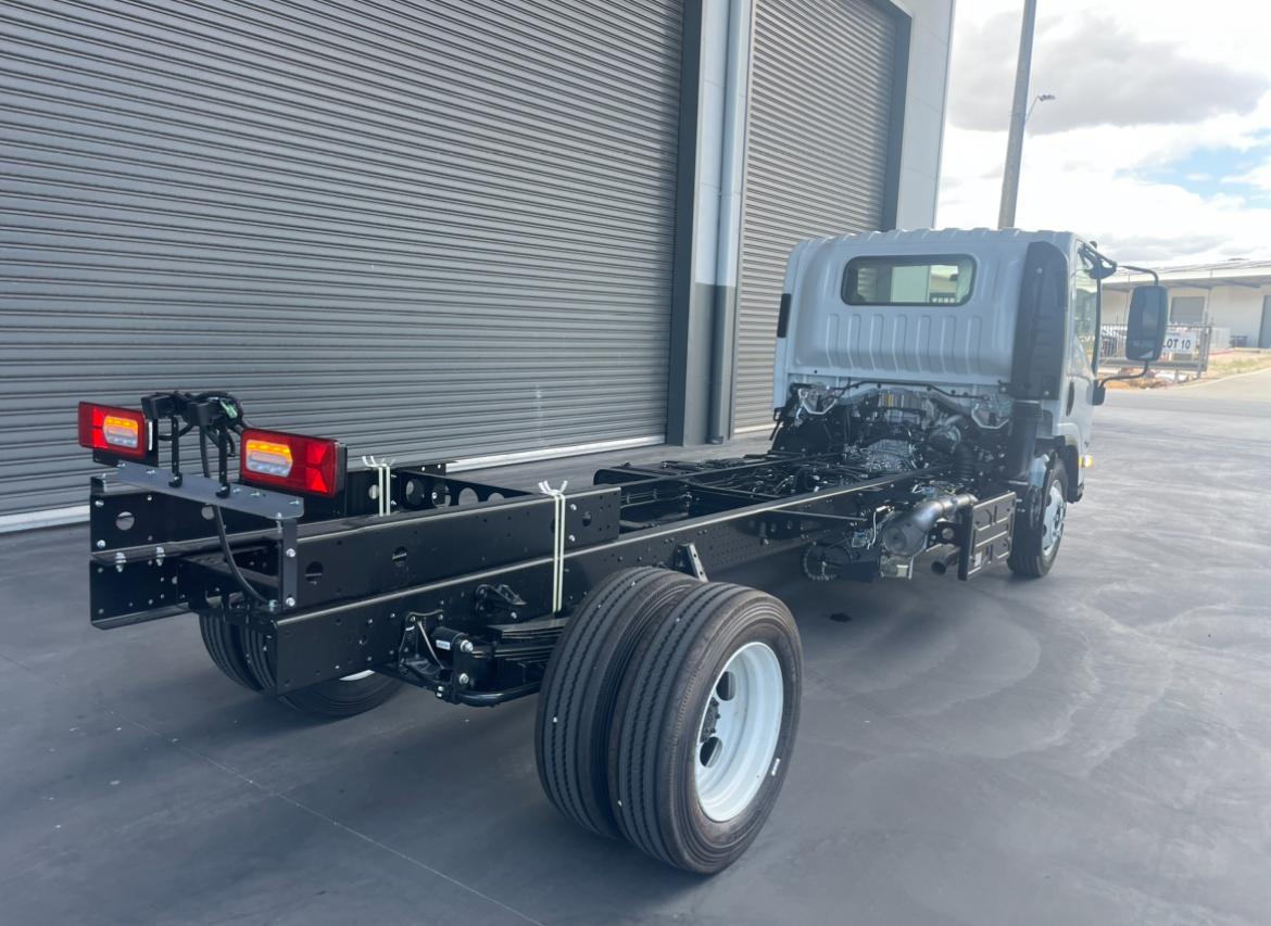 2025 ISUZU NQR 88-190 AM D45 6 SP AUTOMATED MANUAL C/CHAS