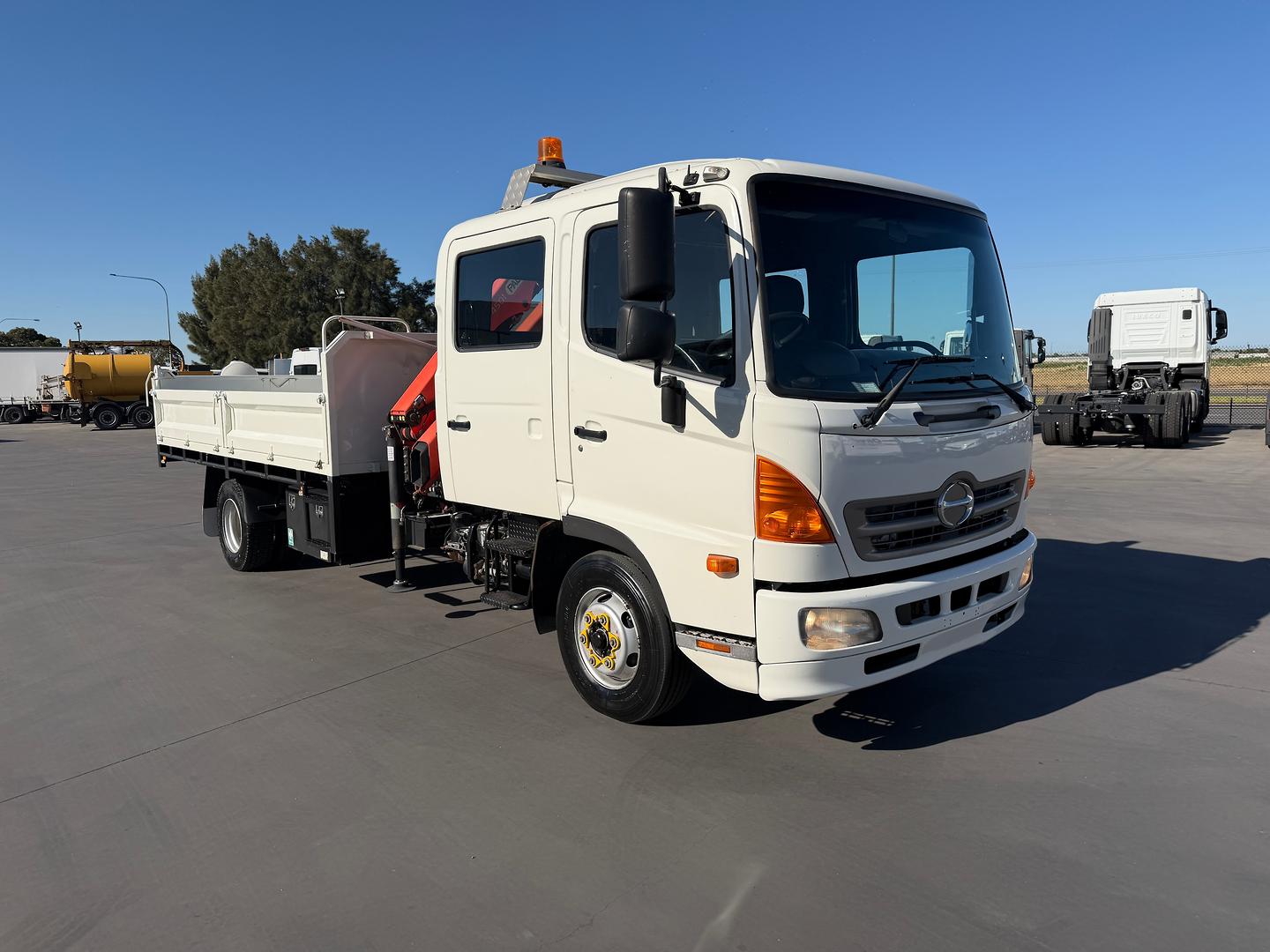 2012 HINO 500 FD7J FD1124 6 SP MANUAL CREW TIPPER