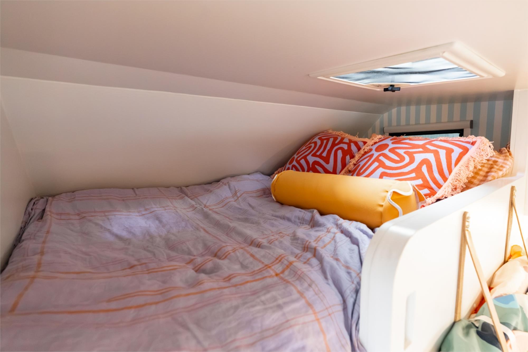 1975 VOLKSWAGEN KOMBI 4 SP MANUAL CAMPER