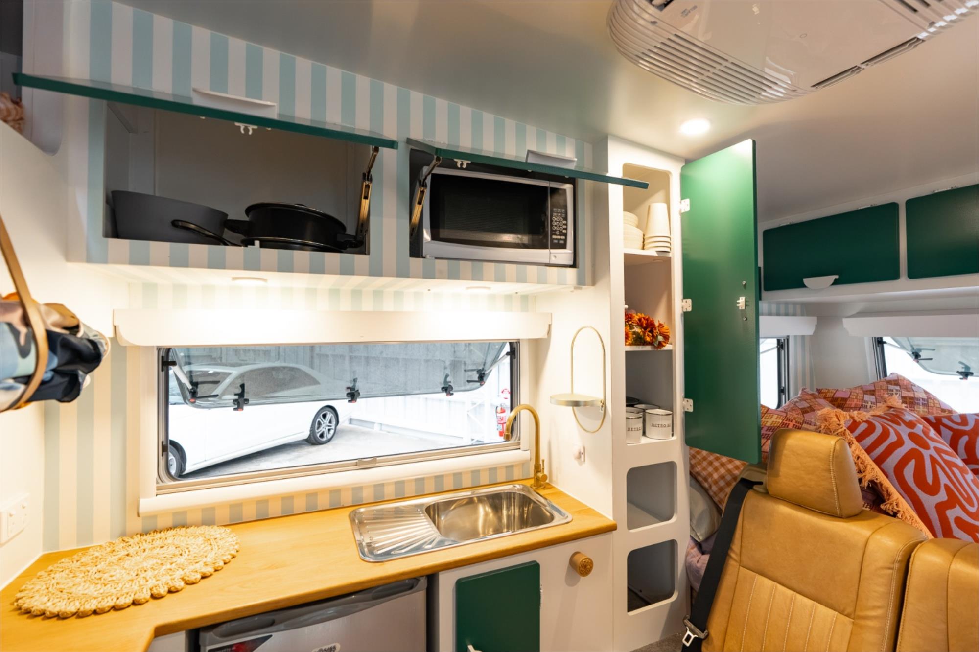 1975 VOLKSWAGEN KOMBI 4 SP MANUAL CAMPER