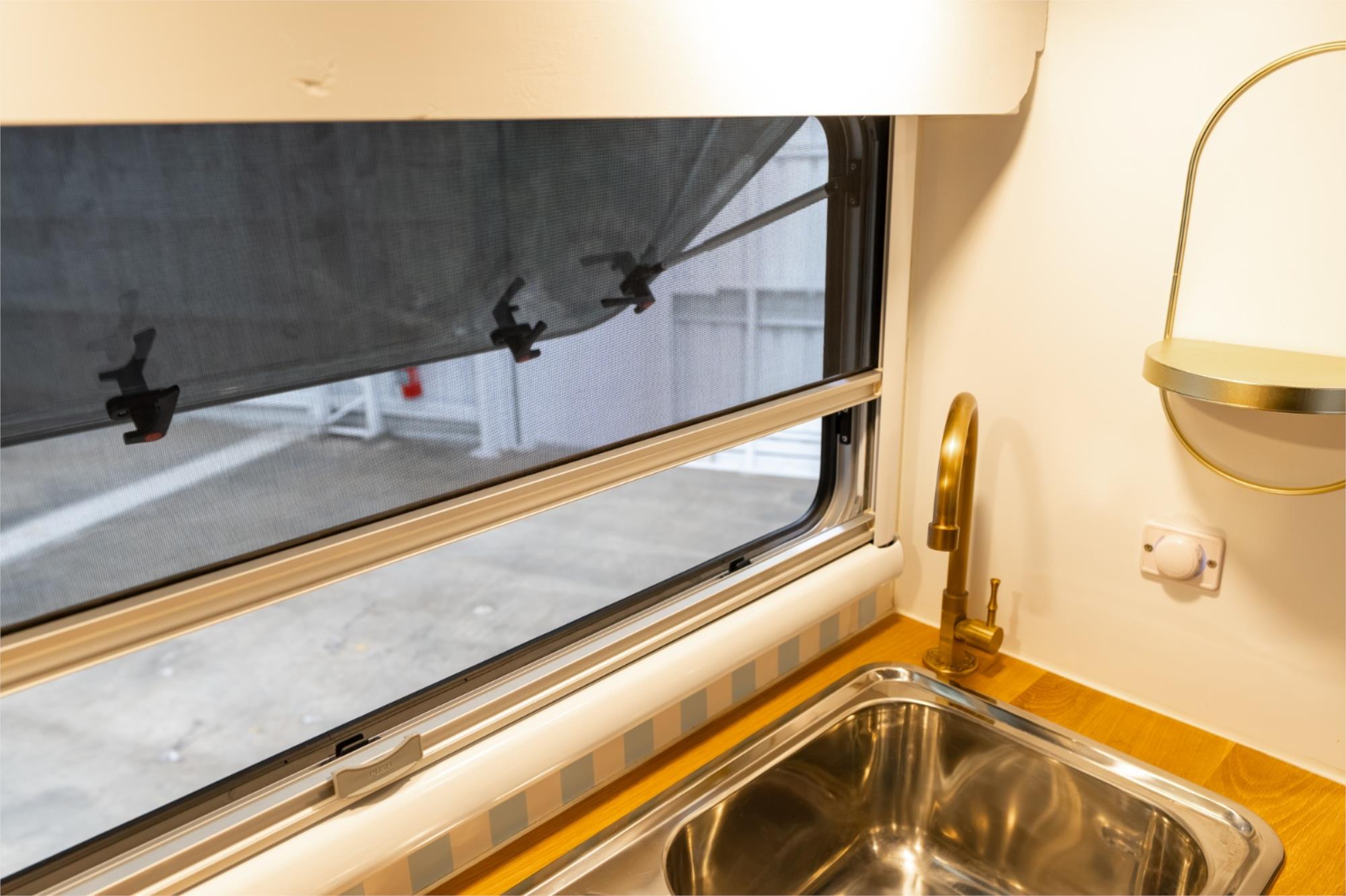 1975 VOLKSWAGEN KOMBI 4 SP MANUAL CAMPER