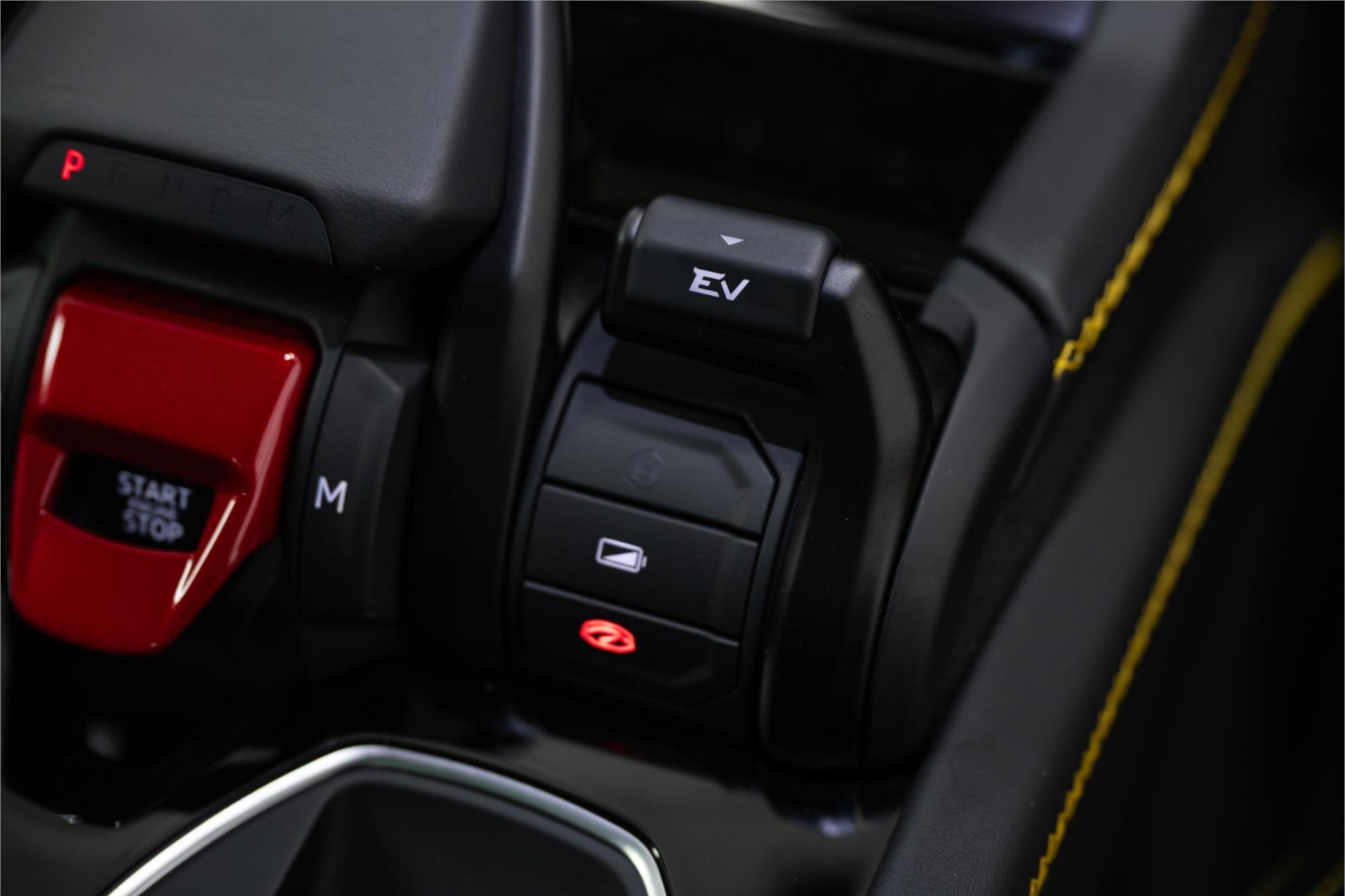 2025 LAMBORGHINI URUS 636 MY24 SE 8 SP AUTOMATIC 4D COUPE