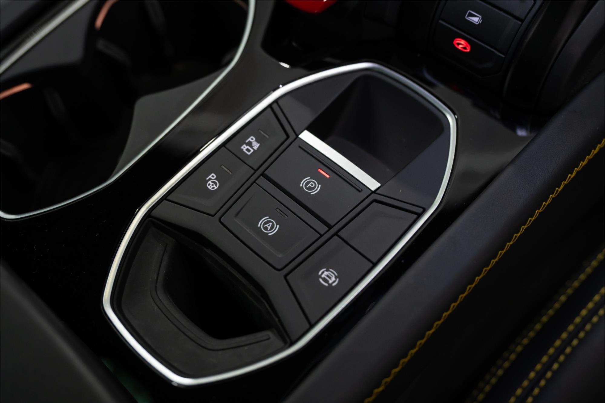 2025 LAMBORGHINI URUS 636 MY24 SE 8 SP AUTOMATIC 4D COUPE