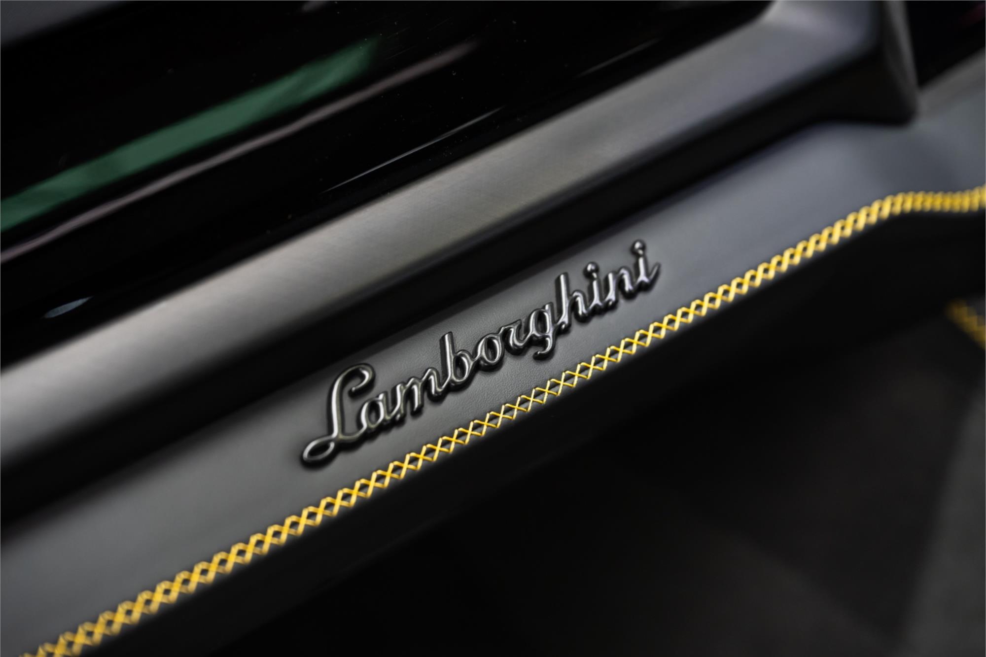 2025 LAMBORGHINI URUS 636 MY24 SE 8 SP AUTOMATIC 4D COUPE