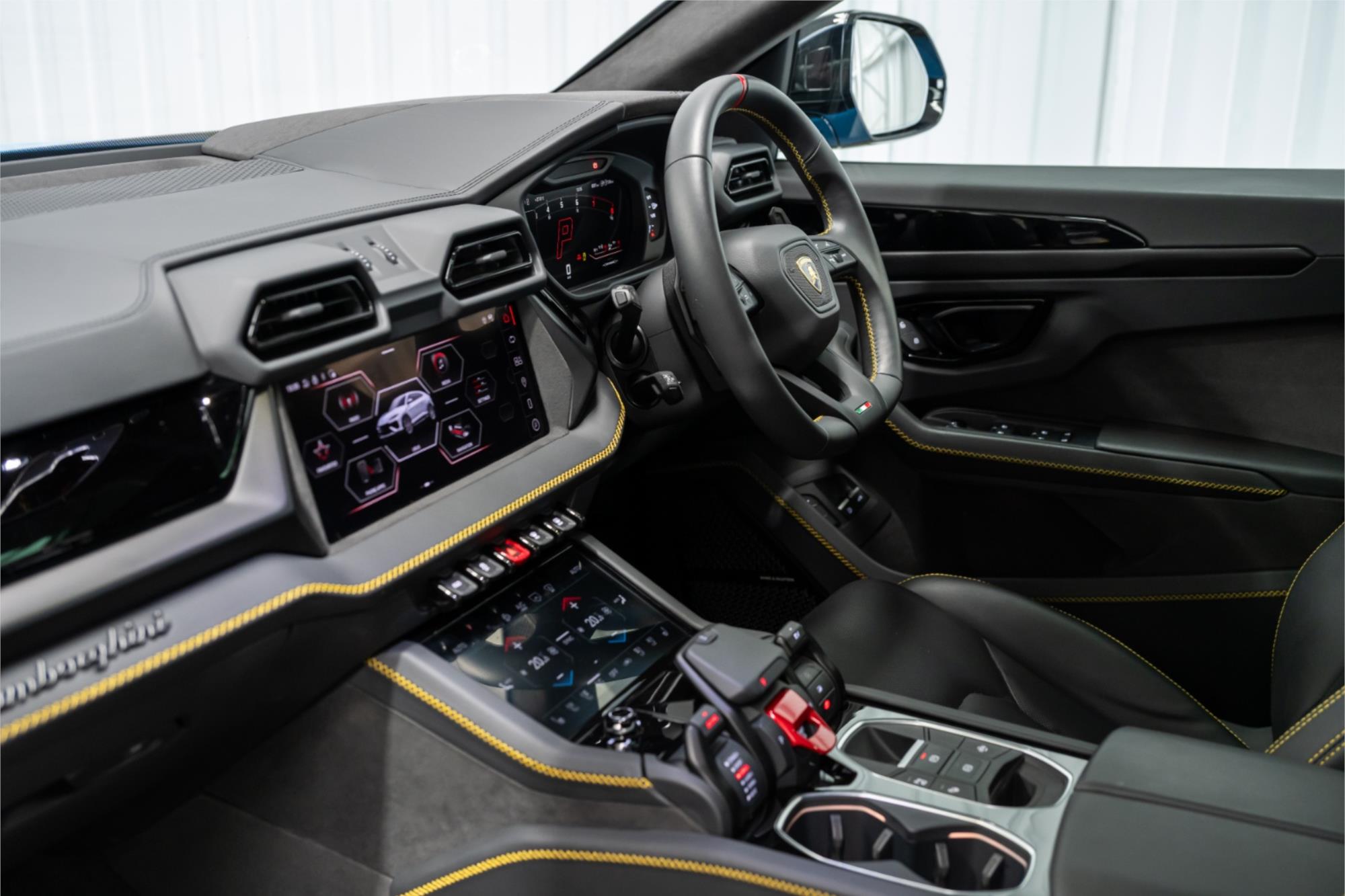 2025 LAMBORGHINI URUS 636 MY24 SE 8 SP AUTOMATIC 4D COUPE