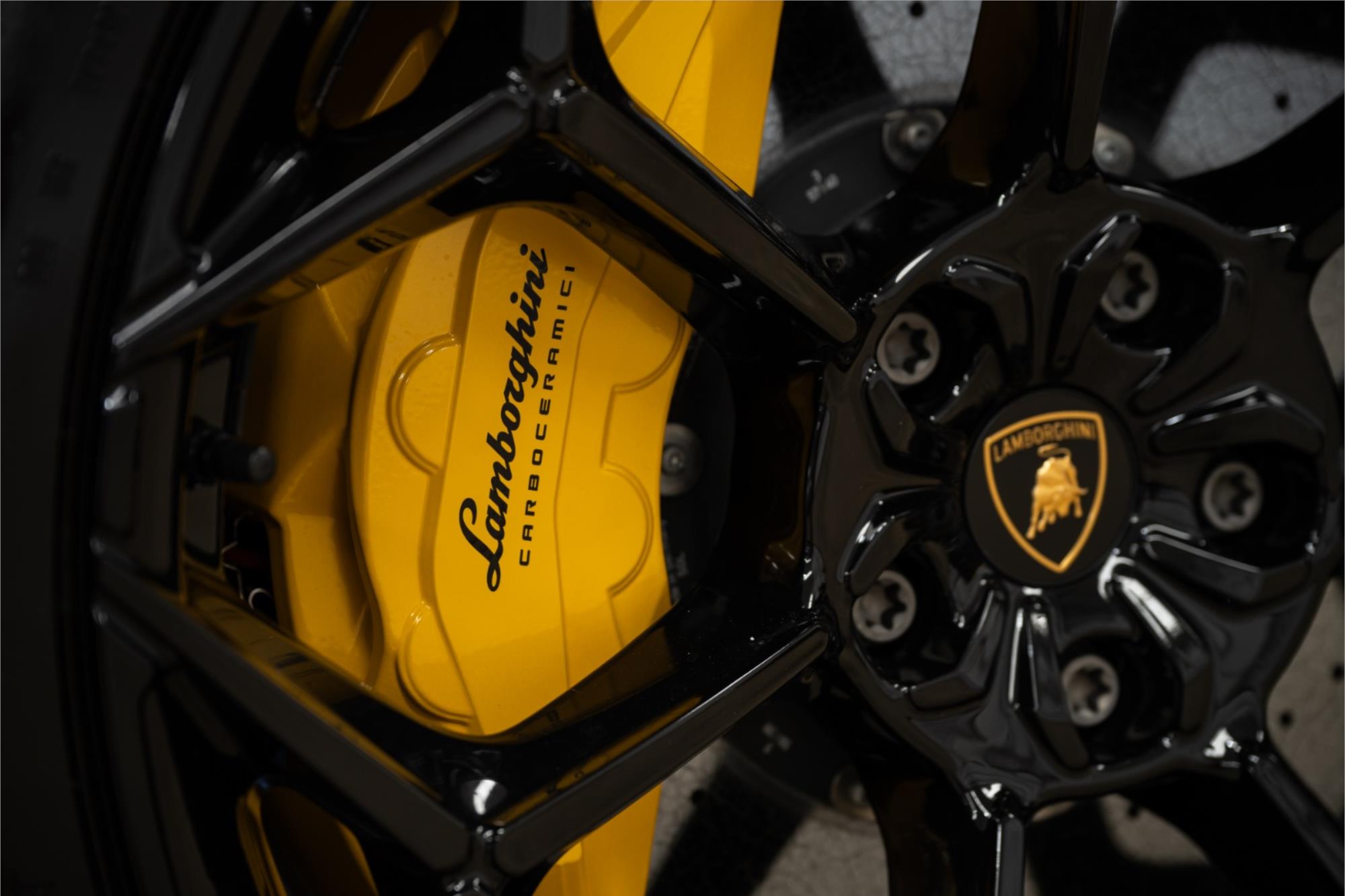 2025 LAMBORGHINI URUS 636 MY24 SE 8 SP AUTOMATIC 4D COUPE