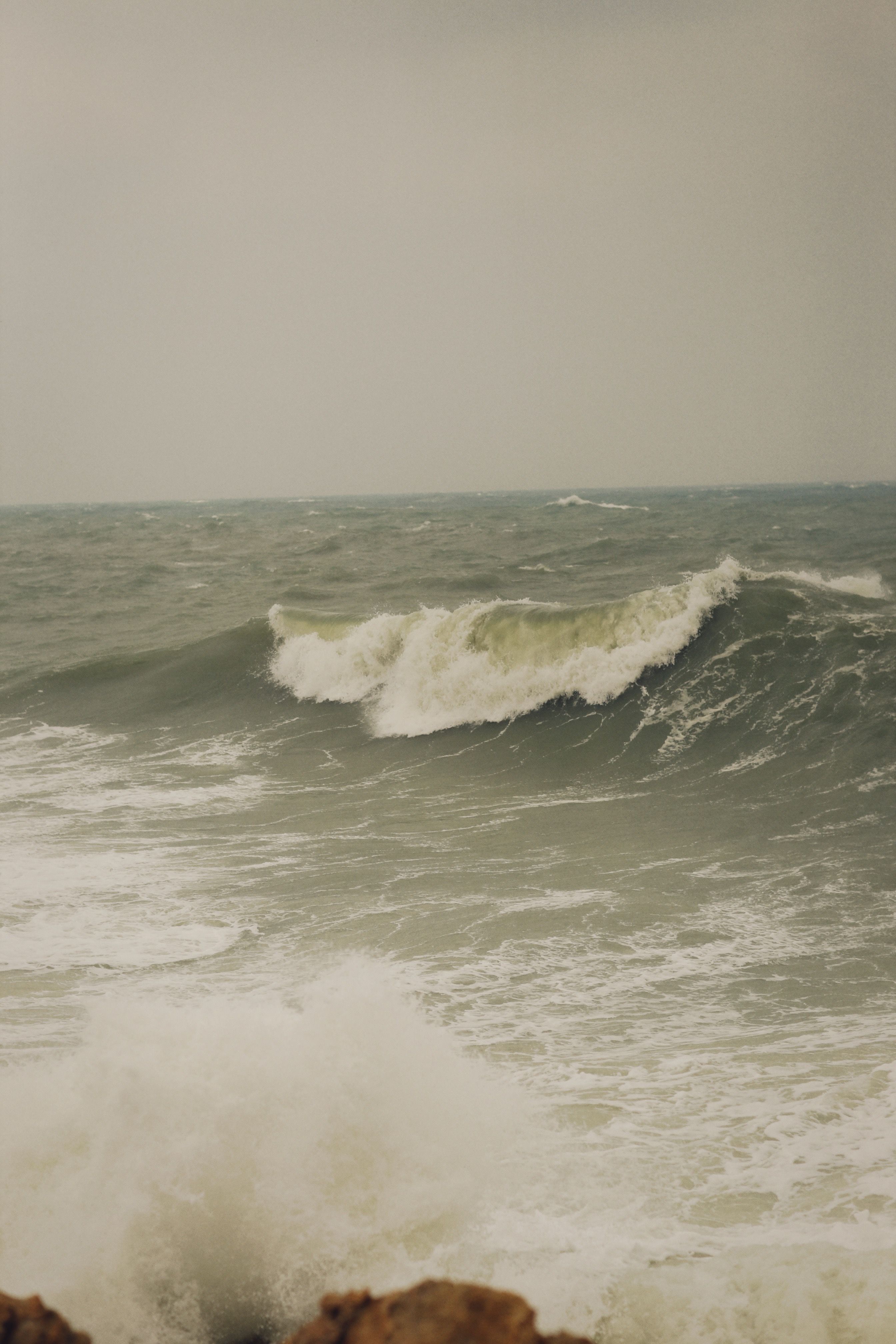 Waves breaking in shallow water under an overcast sky