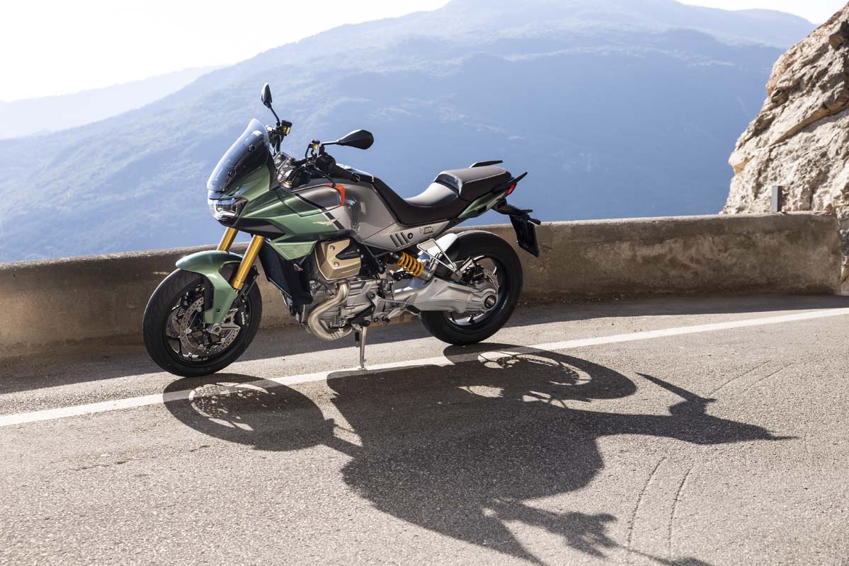 LAUNCH TEST - 2022 Moto Guzzi V100 Mandello