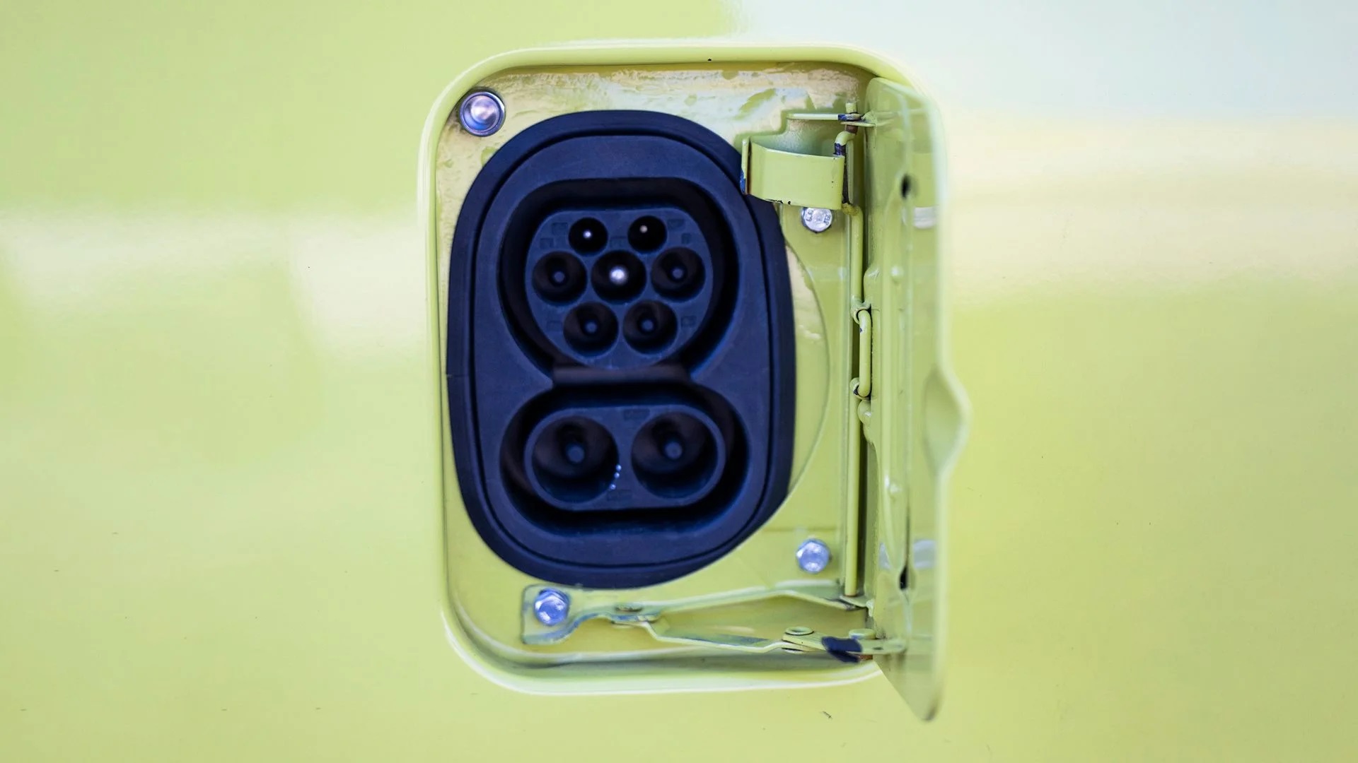 FEATURE - 1972 BMW 2002te Electric