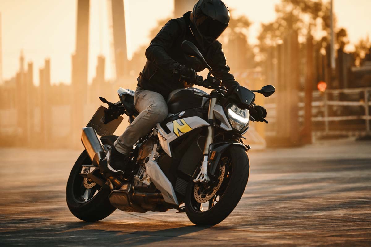 FEATURE - 2021 BMW S 1000 R