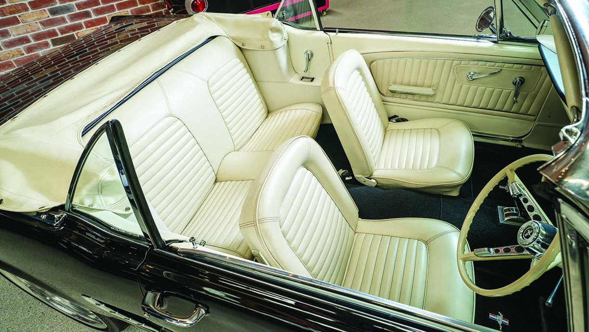 CLASSICS - 1965 Ford Mustang convertible