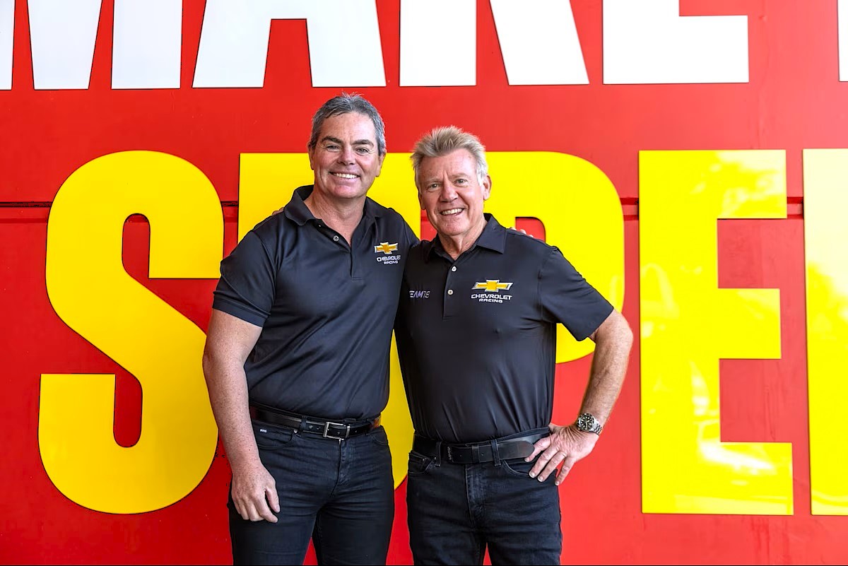 Craig Lowndes signs with Team 18